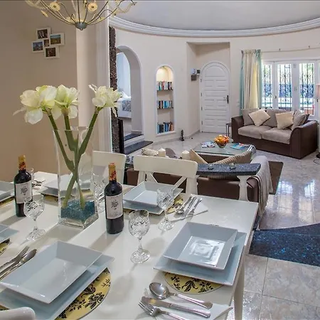 In Puerto Del Carmen Sleeps 6 Includes Swimming Pool Air Con And Wifi 0 Vila