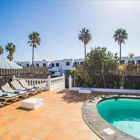 In Puerto Del Carmen Sleeps 6 Includes Swimming Pool Air Con And Wifi 0 Vila *